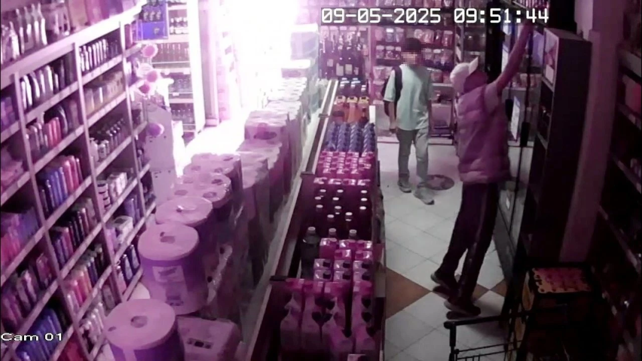 Market Sahibini Oyalayıp 4 Bin Liralık İçki Çaldılar!