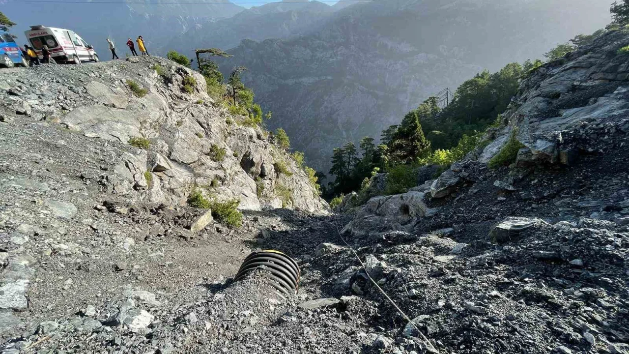 Alanya’da Otomobil Uçuruma Yuvarlandı!