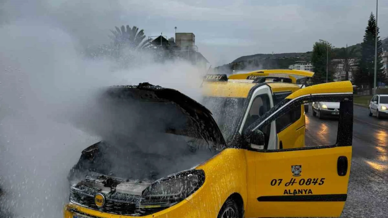 Alanya’da Seyir Halindeki Otomobil Alev Aldı