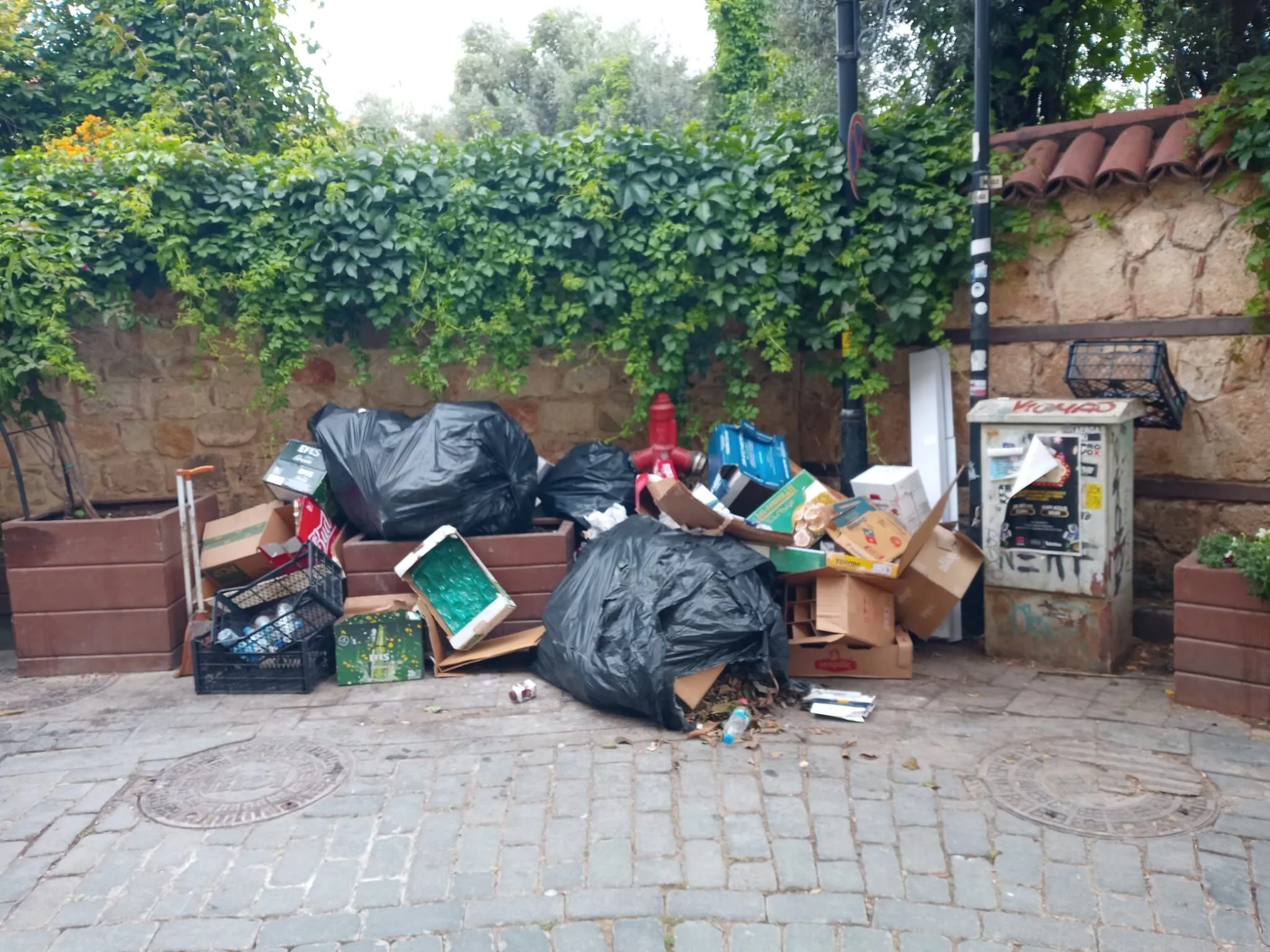 Antalya Kaleiçi’nde Çöp Sorunu Giderek Büyüyor