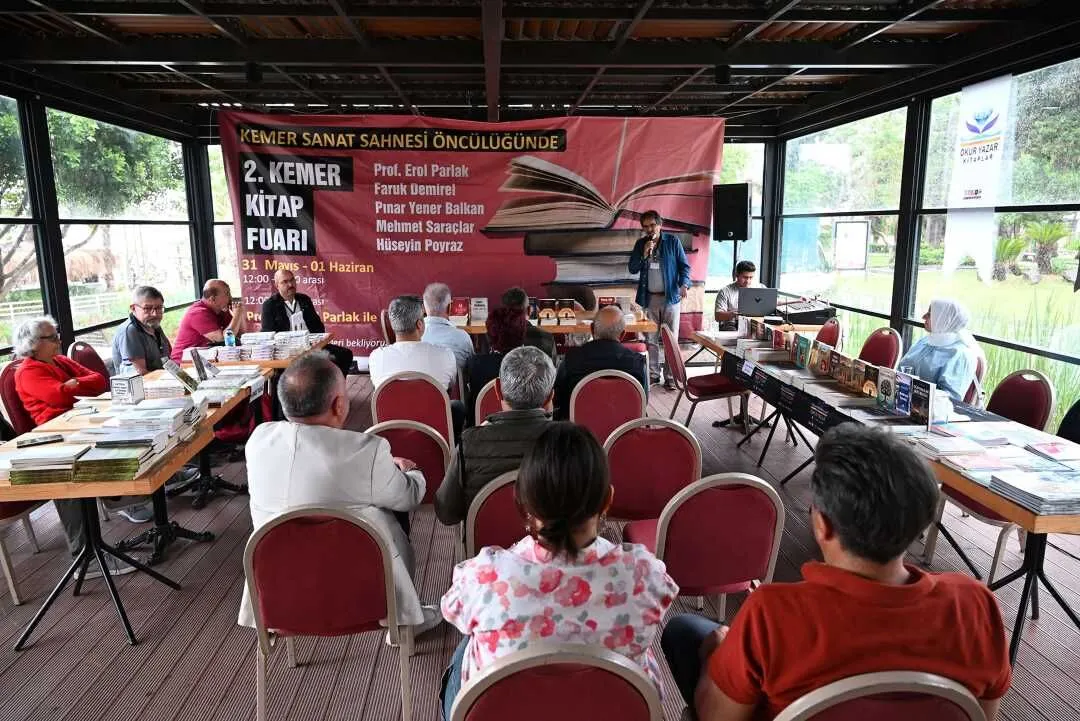 Kemer Kitap Fuarı Kapılarını Açtı: Edebiyatseverler Yazarlarla Buluştu