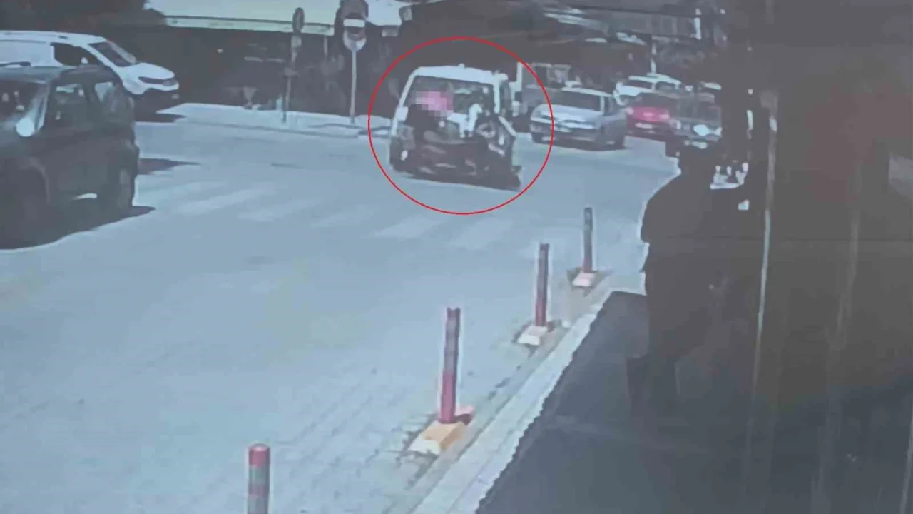 Manavgat’ta Hafif Ticari Araç Motosikletle Çarpıştı
