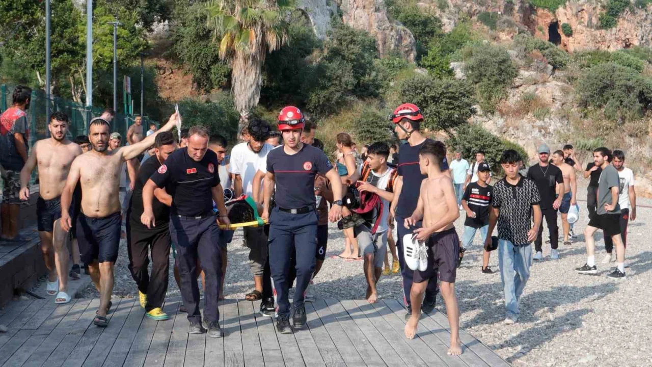 Falezlerde Can Pazarı: 40 Metreden Atladı, Yoğun Bakımda Hayata Tutunuyor