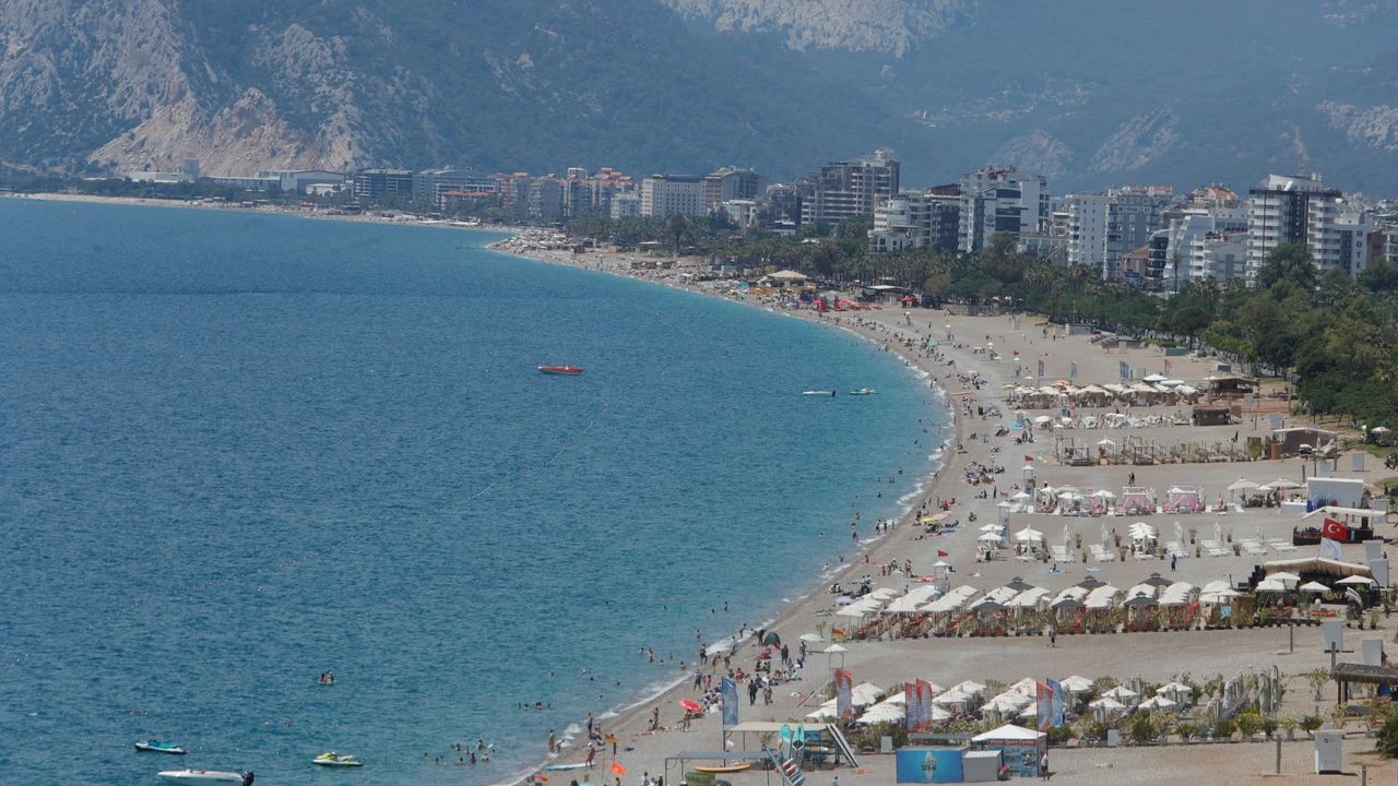 Güneş Açtı, Sahil Doldu: Antalyalılar Konyaaltı’na Akın Etti