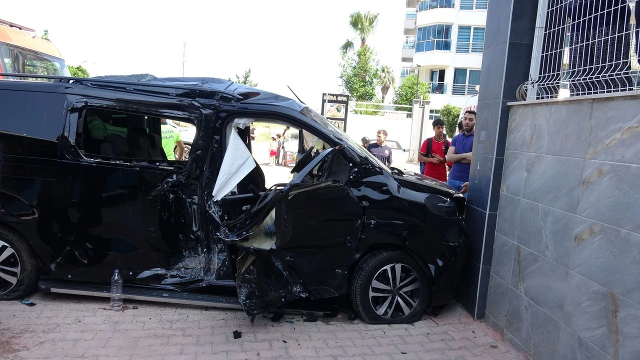 Irak’tan Gelen Aile Antalya Tatilinde Kaza Geçirdi