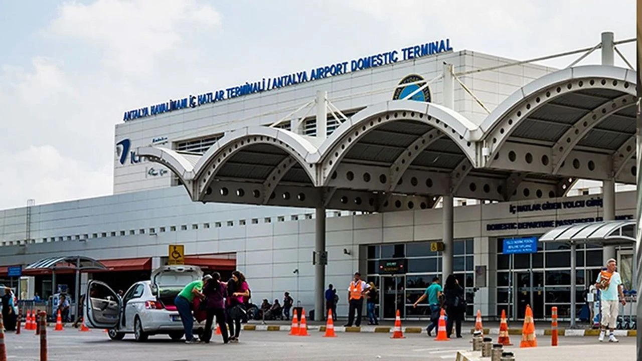 Antalya Havalimanı’nda Asma Tavan Çöktü: 1 Yaralı