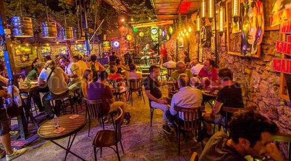Kaleiçi’nin Canlı ve Otantik Mekanı: Simurg Cafe & Bar