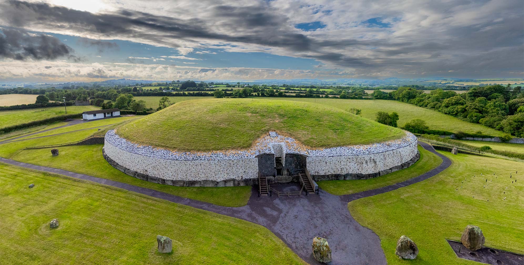 Newgrange: Kış Gündönümünde Güneşle Uyanan Antik Tapınak