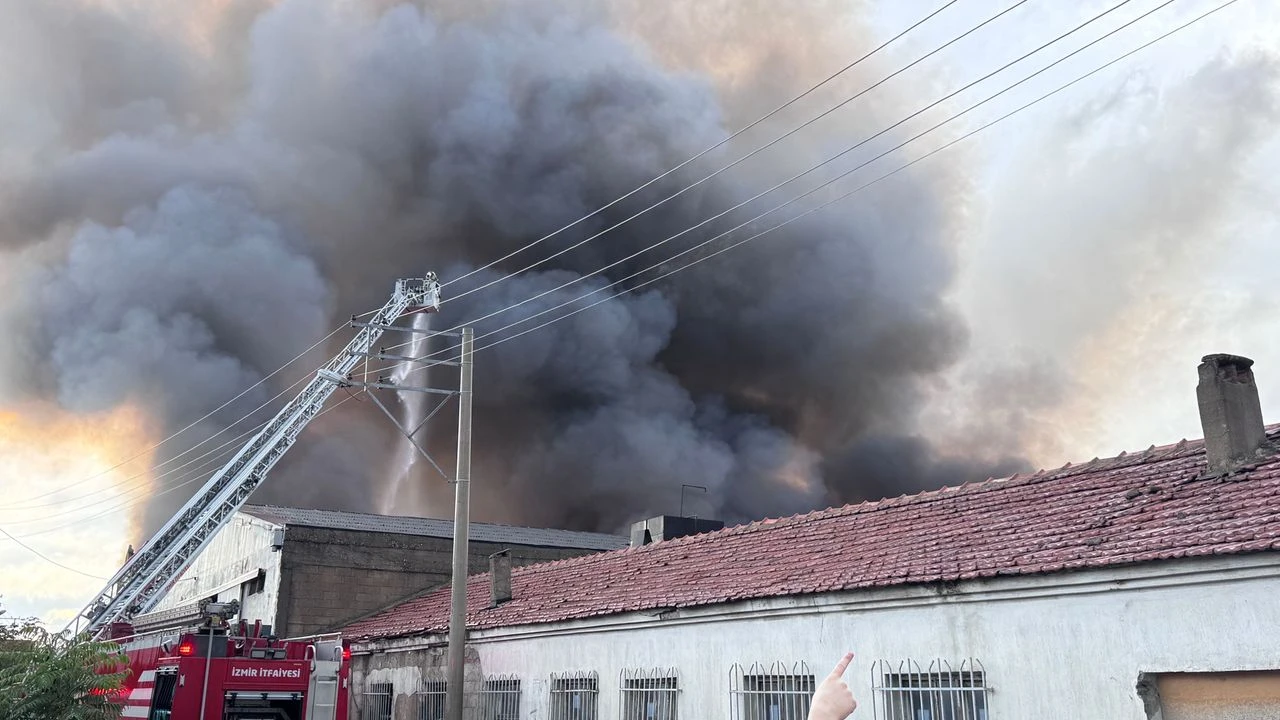 İzmir Bornova’da Depoda Yangın: Müdahale Devam Ediyor