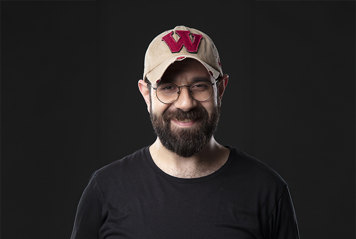 Cem Eroğlu “Satışa Geldik” adlı yepyeni ve ses getiren gösterisiyle seyirci karşısında