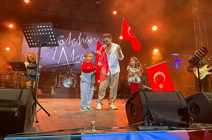 Gökhan Akar Kanseri Yenen Minik Hayranıyla Sahnede Şarkı Söyledi