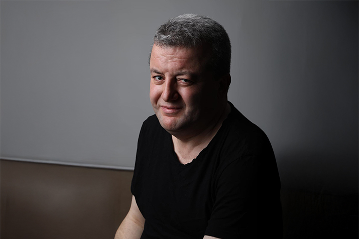 Oyuncu Abdullah Topal, performansıyla büyülüyor